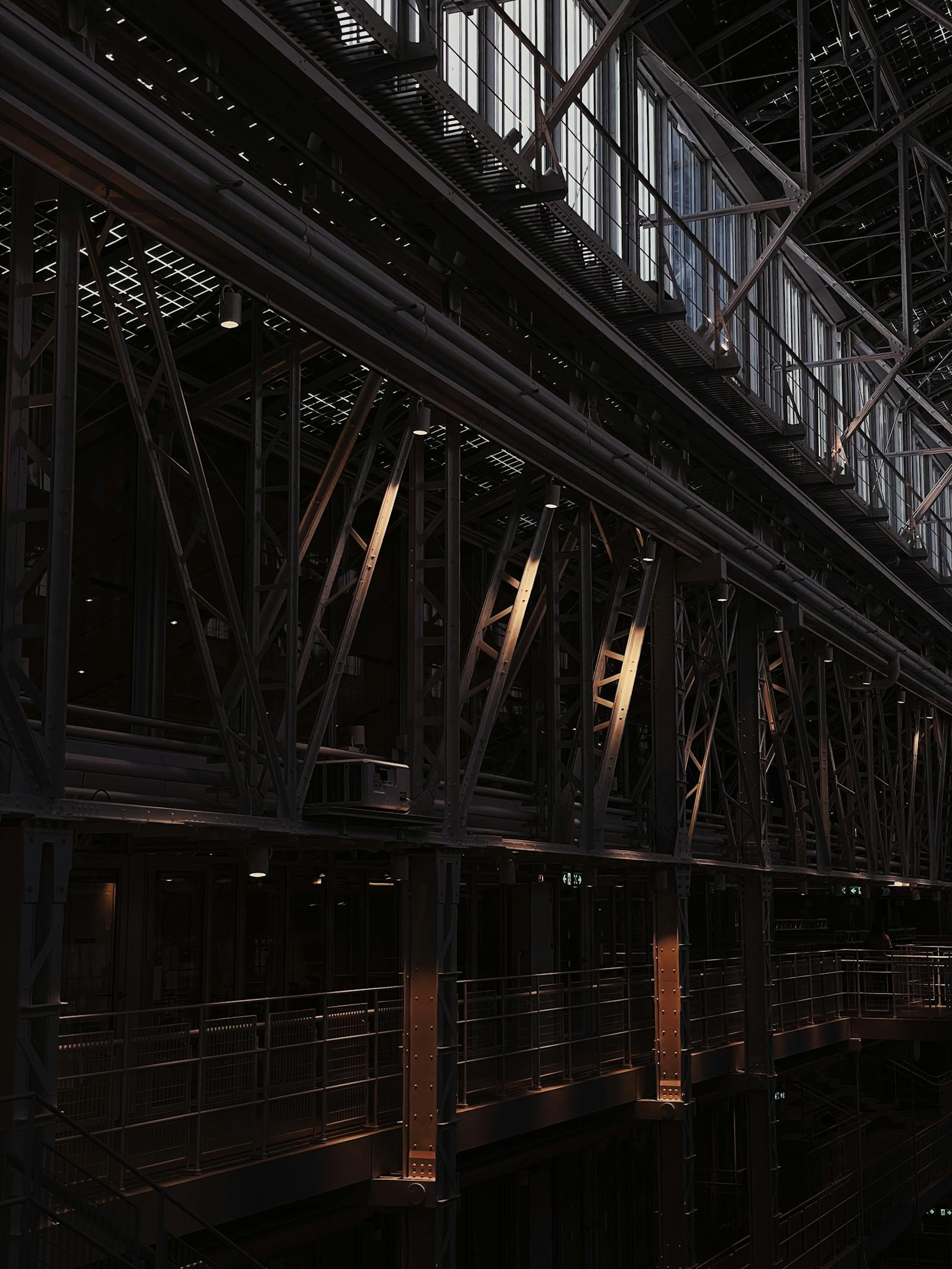 Estrutura metálica industrial — vigas e treliças que comunicam a ideia de arquitetura como diferencial